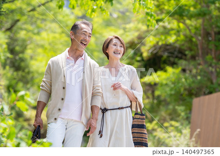 初夏の国内旅行を楽しむ笑顔のシニア夫婦 140497365