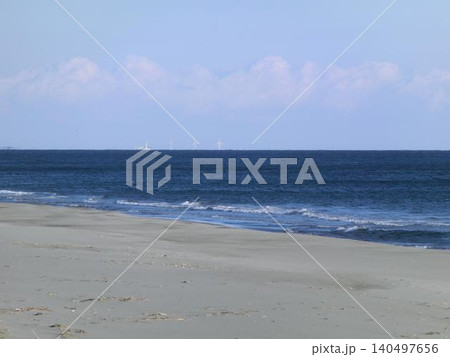 砂浜に打ち寄せる波と穏やかな空模様 砂浜に打ち寄せる波と穏やかな空模様 140497656