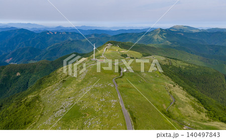 風車を望む四国カルストの高原道路と草原の空撮風景 140497843