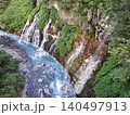 北海道美瑛町・美瑛川の青い清流と光り輝く新緑の渓谷 140497913