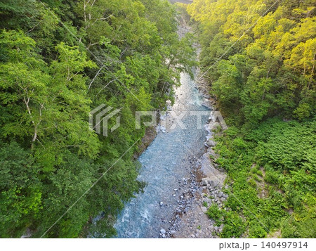 初夏の北海道美瑛町・白ひげの滝と美瑛川のコバルトブルー 初夏の北海道美瑛町・白ひげの滝と美瑛川のコバルトブルー 140497914