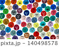 カラフルな表情アイコンのパターン背景 手描き風フェイスコレクション 140498578
