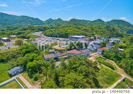 島根県出雲市の出雲日御碕灯台から南東側の眺望(民宿,駐車場,山並みなど) 島根県出雲市の出雲日御碕灯台から南東側の眺望(民宿,駐車場,山並みなど) 140498708