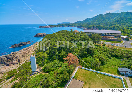 島根県出雲市の出雲日御碕灯台から東側の眺望(ホテル,サカグリ照射灯,駐車場,山並みなど) 140498709
