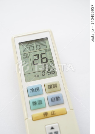 白バックに置いたエアコンのリモコン 140499957