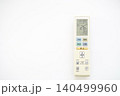 白い背景に置いたエアコンのリモコン 140499960