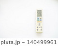 白背景のエアコンのリモコン 140499961
