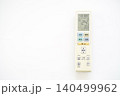 白背景のエアコンのリモコン 140499962