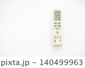 白背景のエアコンのリモコン 140499963