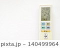 白背景にあるエアコンのリモコン 140499964