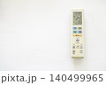 白背景にあるエアコンのリモコン 140499965