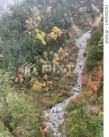 ロープウェイから見下ろす北海道の紅葉に染まる渓谷 140500281