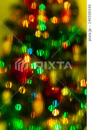 Blured sparks of light on cristmas tree, spruce lights on background 140500340
