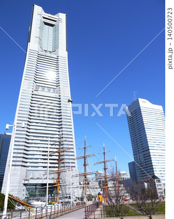 ランドマークタワーを見上げる ランドマークタワーを見上げる 140500723