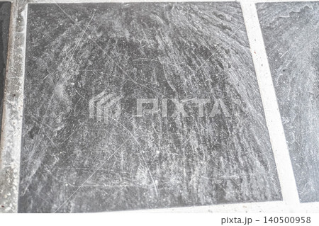 汚れた日本の玄関の天然石の石目タイル　Dirty entrance stone tile 140500958