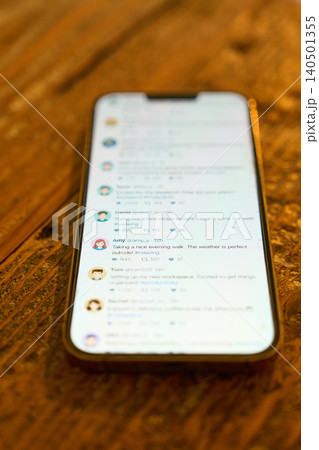 SNSの画面が表示されたスマートフォン SNSの画面が表示されたスマートフォン 140501355