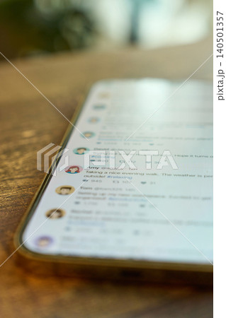 SNSの画面が表示されたスマートフォン SNSの画面が表示されたスマートフォン 140501357