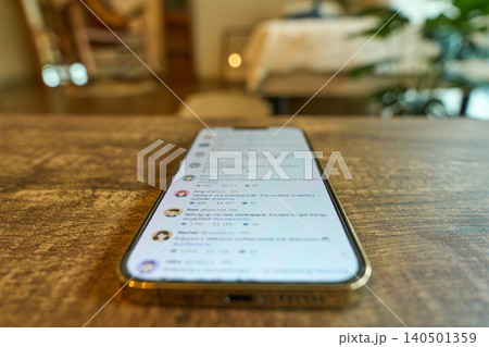 SNSの画面が表示されたスマートフォン SNSの画面が表示されたスマートフォン 140501359