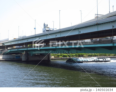 隅田川大橋の下を航行する水上バスと東京の川の風景 隅田川大橋の下を航行する水上バスと東京の川の風景 140501634