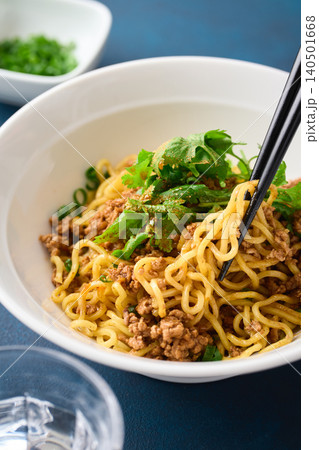 汁無し担々麺を箸で混ぜる 汁無し担々麺を箸で混ぜる 140501668
