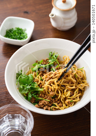 汁無し担々麺を箸で混ぜる 汁無し担々麺を箸で混ぜる 140501671