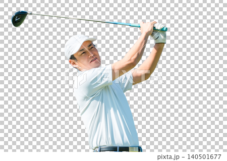 一名男高爾夫球手正在高爾夫球場上揮桿擊球。 140501677