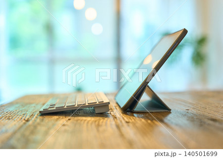 部屋のテーブルに置かれたタブレットPC 140501699