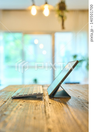 部屋のテーブルに置かれたタブレットPC 部屋のテーブルに置かれたタブレットPC 140501700