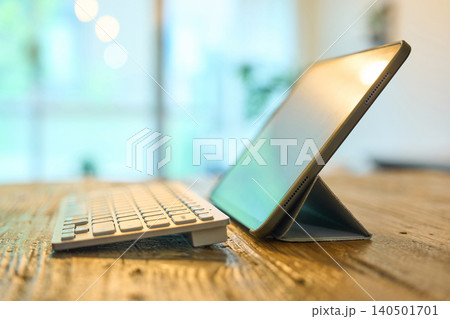 部屋のテーブルに置かれたタブレットPC 部屋のテーブルに置かれたタブレットPC 140501701
