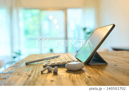 部屋のテーブルに置かれたタブレットPC 部屋のテーブルに置かれたタブレットPC 140501702