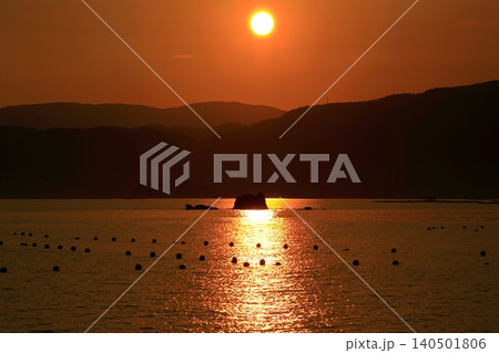 夕陽とホボロ島のシルエット 140501806