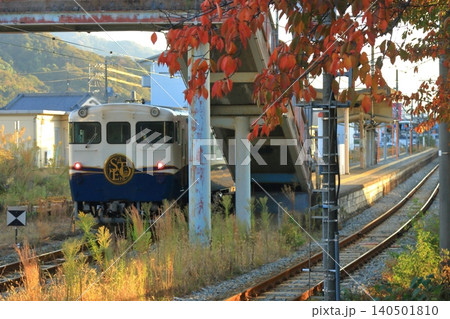 秋の安芸川尻駅を通過する観光列車エトセトラ 秋の安芸川尻駅を通過する観光列車エトセトラ 140501810