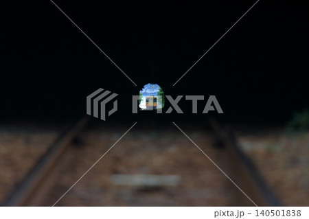 トンネルから出た列車 トンネルから出た列車 140501838