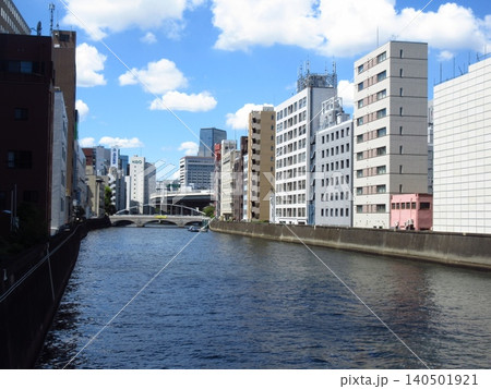 東京都中央区、豊海橋から望む日本橋川と都会のビル群の風景 140501921