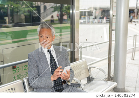 シニア男性 スマホ ビジネス シニア男性 スマホ ビジネス 140502274