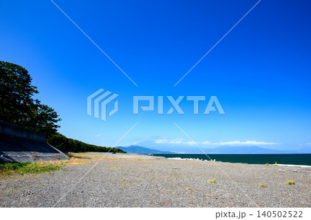三保松原海岸から遠方の富士山と駿河湾(静岡県) 三保松原海岸から遠方の富士山と駿河湾(静岡県) 140502522
