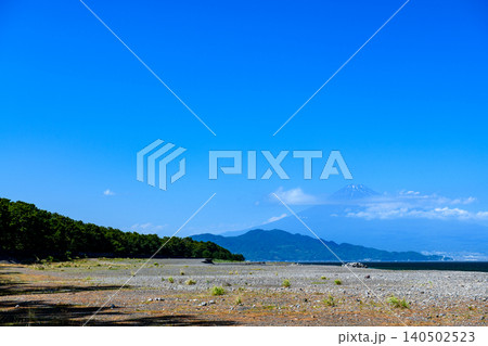 青空広がる三保松原と遠景富士山(静岡県) 青空広がる三保松原と遠景富士山(静岡県) 140502523
