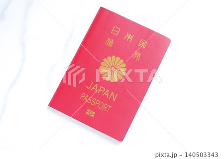 パスポート - パスポート(一般旅券10年用赤色)を用意して、海外旅行を計画しているイメージ パスポート - パスポート(一般旅券10年用赤色)を用意して、海外旅行を計画しているイメージ 140503343