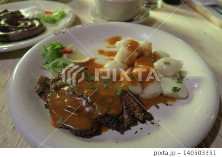 ポーランドの肉料理と付け合わせのコピトカ ポーランドの肉料理と付け合わせのコピトカ 140503351