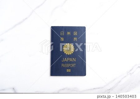 パスポート - パスポート(一般旅券5年用紺色)を用意して、海外旅行を計画しているイメージ パスポート - パスポート(一般旅券5年用紺色)を用意して、海外旅行を計画しているイメージ 140503403