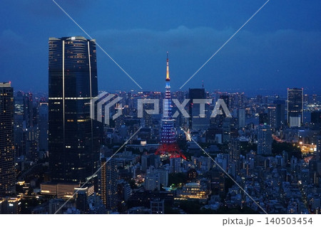 夜空に青く輝く東京タワーと高層ビル群 6月港区2461サムライブルーの東京タワー・六本木ヒルズより 夜空に青く輝く東京タワーと高層ビル群 6月港区2461サムライブルーの東京タワー・六本木ヒルズより 140503454