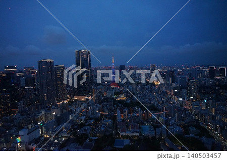 夜空に青く輝く東京タワーと高層ビル群　6月港区2464サムライブルーの東京タワー・六本木ヒルズより 140503457