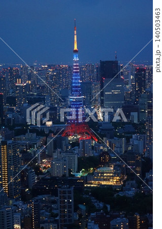 サムライブルーに青く輝く東京タワー　6月港区2470サムライブルーの東京タワー・六本木ヒルズより 140503463