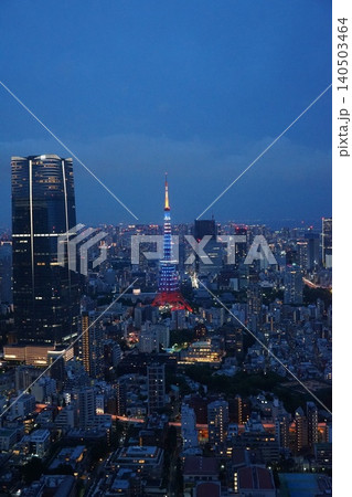夜空に青く輝く東京タワーと高層ビル群 6月港区2471サムライブルーの東京タワー・六本木ヒルズより 夜空に青く輝く東京タワーと高層ビル群 6月港区2471サムライブルーの東京タワー・六本木ヒルズより 140503464