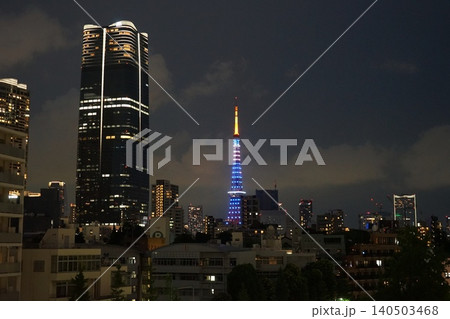 六本木ヒルズから見た青い東京タワーと町並み 6月港区2475サムライブルーの東京タワー・六本木ヒルズ 六本木ヒルズから見た青い東京タワーと町並み 6月港区2475サムライブルーの東京タワー・六本木ヒルズ 140503468