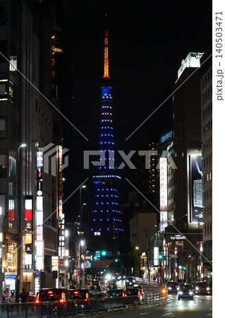夜空に青く輝く東京タワーと六本木の街並み　6月港区2478サムライブルーの東京タワーと六本木　 140503471
