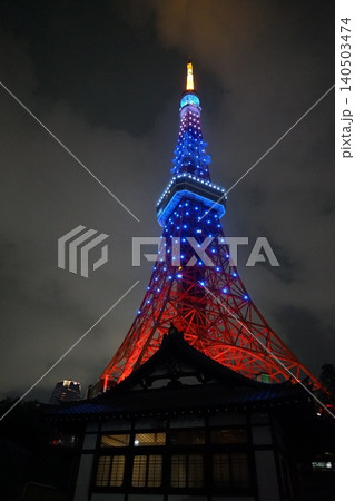 夜空に輝く青色の東京タワーと心光院　6月港区2481サムライブルーの東京タワーと心光院 140503474