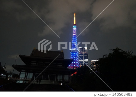 青くライトアップされた東京タワーと増上寺 6月港区2499サムライブルーの東京タワーと増上寺 青くライトアップされた東京タワーと増上寺 6月港区2499サムライブルーの東京タワーと増上寺 140503492