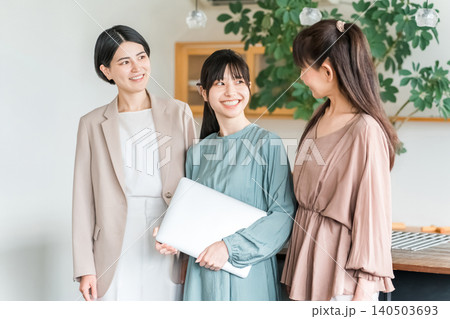私服でパソコンを持つビジネスウーマン・デザイナー・働く女性(服装自由) 私服でパソコンを持つビジネスウーマン・デザイナー・働く女性(服装自由) 140503693