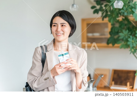 朝食,間食で栄養補助食品,栄養補助ゼリーを食べるスーツ姿の若いアジア人女性 朝食,間食で栄養補助食品,栄養補助ゼリーを食べるスーツ姿の若いアジア人女性 140503911